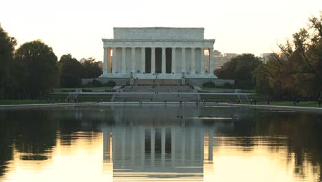 Wunderschöne-Sonnenreflexion-Im-Pool-Vor-Dem-Berühmten-Lincoln-Memorial-Während-Des-Sonnenuntergangs-Am-Abend,-Gefilmt-In-Washington,-D.C.,-Amerika