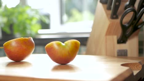 Zeitlupenaufnahme-Von-Zwei-Apfelhälften,-Die-Hin-Und-Her-Schaukeln