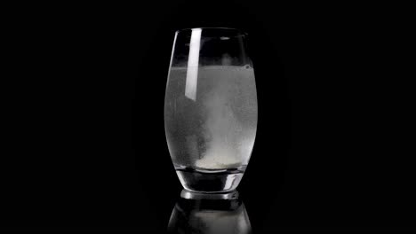 Brausetablette-Aus-Magnesium,-Die-Sich-In-Einem-Glas-Flüssigem-Wasser-Auflöst