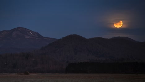 Mond-über-Asheville-Blue-Ridge-Mountains-North-Carolina