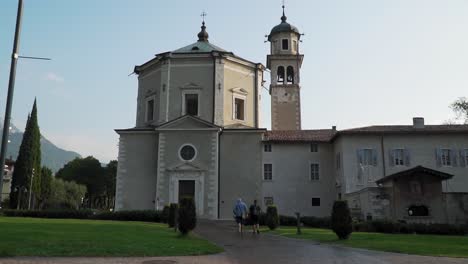 Kirche-Der-Katholischen-Kirche-Santa-Maria-Inviolata-In-Der-Stadt-Riva-Del-Garda,-Italien
