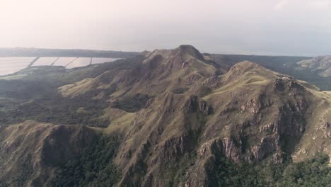 Ein-Panorama-Drohnenblick-Von-Den-Höchsten-Bergen-Im-Chame-Distrikt,-Republik-Panama