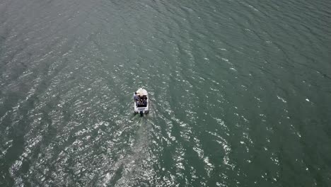 Luftaufnahmen-Von-Menschen-In-Einem-Weißen-Boot-Auf-Dem-Seewasser