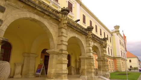 Nach-Oben-Schwenkende-Aufnahme-Eines-Alten-Gebäudes-In-Der-Zitadelle-Von-Alba-Carolina-In-Alba-Iulia,-Tranilvanien,-Rumänien
