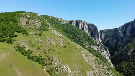 The-majestic-cliffs-of-Turda-Gorge,-a-natural-reserve-on-the-Hasdate-River-near-Transylvania,-Romania
