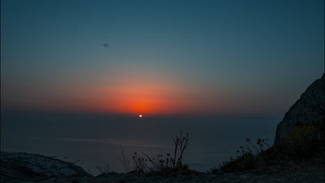 Wunderschöner-Roter-Sonnenaufgang-Im-Zeitraffer-über-Dem-Griechischen-Meer,-Morgens-Von-Einem-Berg-Aus-Aufgenommen