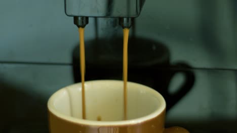Standbild-Einer-Automatischen-Kaffeemaschine,-Die-Schwarzen-Kaffee-Einschenkt