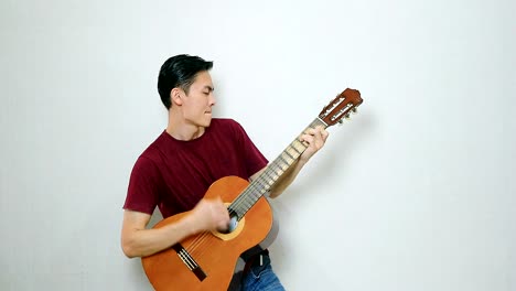 Estilo-Rockero-Asiático-Con-Su-Guitarra-Acústica
