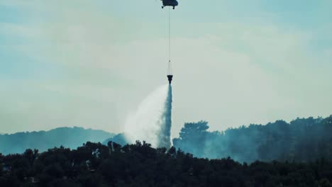 Hubschrauber-Wirft-Wasser-Ab-Und-Löscht-Waldbrand