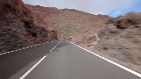 Conducir-Un-Automóvil-Con-Cámara-De-Acción-Adjunta-En-El-Parque-Nacional-Del-Teide-Tenerife