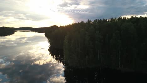 Eine-Wunderschöne-Luftaufnahme-Eines-Sonnenuntergangs-In-Finnland