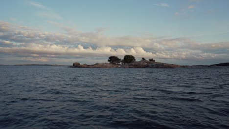 Segeln-An-Einer-Insel-Vorbei