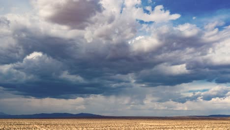Hyperlapse-Dunkler-Sturmwolken,-Die-Sich-über-Der-Mojave-Wüstenlandschaft-Sammeln