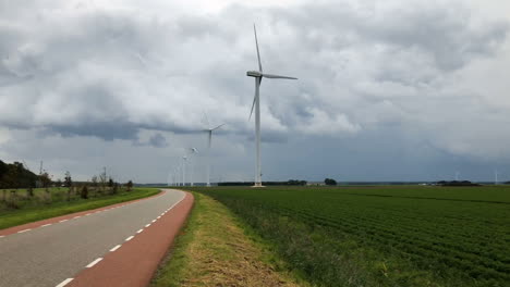 Landschaft-Mit-Windmühlen
