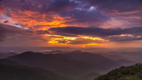 Dramatischer-Sonnenaufgang-Im-Zeitraffer,-Blue-Ridge-Mountains,-Asheville,-North-Carolina