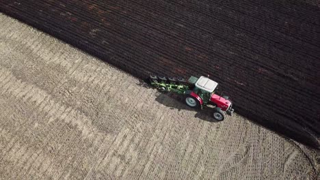 Luftaufnahmen-über-Dem-Pflügen-Des-Traktors