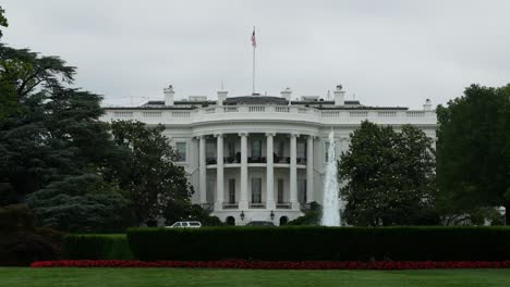 Blick-Auf-Das-Weiße-Haus-Und-Einen-Teil-Der-Vorderen-Rasenfläche