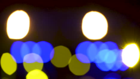 Defokussierte-Gelbe-Und-Blaue-Lichter-Im-Bokeh-Effekt