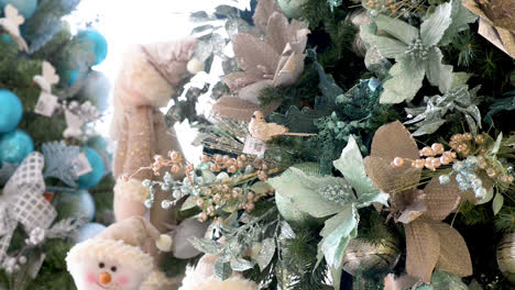 Geschmückte-Weihnachtsbäume-Und-Schneemänner-Im-Detail