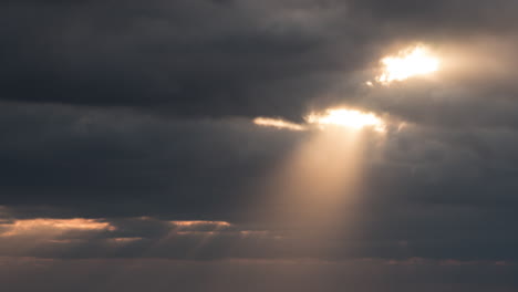 Timelapse-Rays-of-Sunlight-through-Clouds