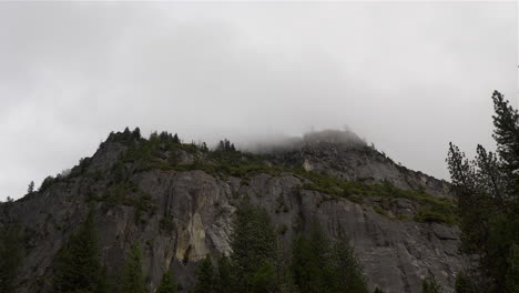 Bergwand-Im-Yosemite-Tal-An-Einem-Bewölkten-Tag