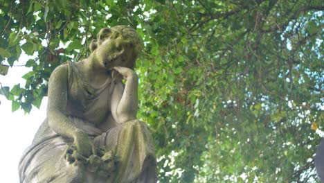 Denkmal-Weibliche-Figur-Auf-Dem-Friedhof