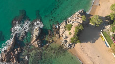 Luftaufnahmen,-Strand,-Europa,-Türkisfarbener-Wasserfelsen,-Sand,-Vegetation,-Transparentes-Wasser