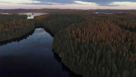 Erstaunliches-Luftvideo-Einer-Riesigen-Wildnis-Finnlands-In-Der-Abenddämmerung
