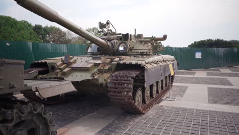 View-of-Russian-T72-tank-in-WW2-museum-in-Kiev,-Ukraine