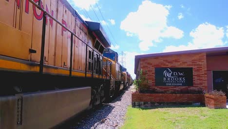 Der-Güterzug-Der-Union-Pacific-Railroad-Verfügt-über-Mehr-Als-Eine-Lokomotive,-Um-Diese-Riesigen-Züge-Durch-Amerika-Zu-Ziehen