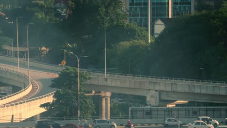 Am-Frühen-Morgen-Viel-Verkehr-Auf-Einer-Autobahn-In-Der-Stadt-Kuala-Lumpur,-Malaysia