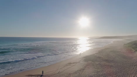 Luftaufnahme-Von-Fischern,-Die-Bei-Sonnenuntergang-An-Einem-Strand-In-Südaustralien-Stehen