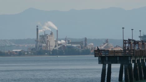 El-Puerto-De-Tacoma-Es-Muy-Activo-Ya-Que-La-Gente-Pesca-Desde-El-Muelle-De-Les-Davis-Hasta-La-Bahía-De-Comienzo