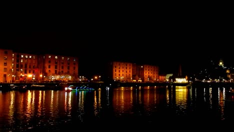 Liverpool-Albert-Dock-Silhouetten-Bei-Nacht---Reflexionen-Am-Wasser
