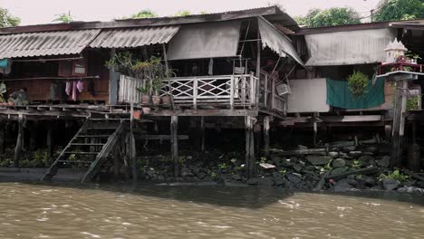 Casas-Antiguas-Construidas-A-Orillas-De-Un-Canal-En-La-Ciudad-De-Bangkok,-Tailandia
