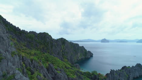 Dramatic-aerial-view-of-rocky-islands-with-green-vegetation-in-Palawan,-Philippines