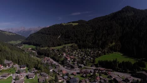 Paisaje-Aéreo-Vuelo-Sobre-El-Pueblo,-Morgins,-Suiza