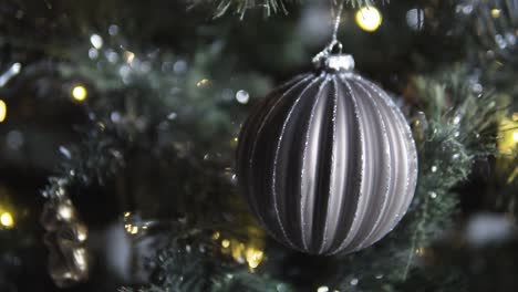 árbol-De-Navidad-Con-Adorno-Y-Más-Decoración