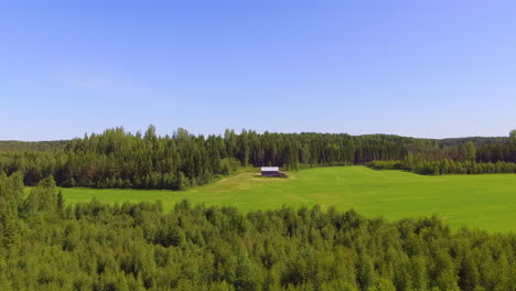 Langsam-Von-Links-Nach-Rechts-Schwenkendes-Video-Einer-Einsamen-Scheune-In-Der-Finnischen-Landschaft-Mitten-Im-Wald