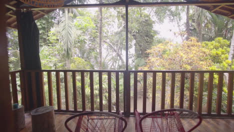 Gehen-Sie-Aus-Einem-Privaten-Bungalow-Resort-Zimmer-Auf-Die-Helle-Dschungelterrasse-Mit-Stühlen-In-Punta-Banco,-Costa-Rica
