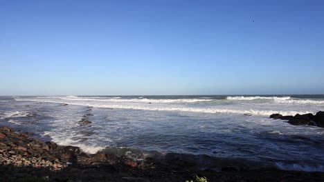Waves-crashing-against-rocks-in-Gonubie,-South-Africa