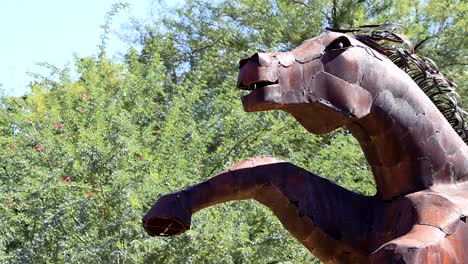 Pferdeskulptur-Aus-Metall,-Nahaufnahme-Des-„Kopfes“.