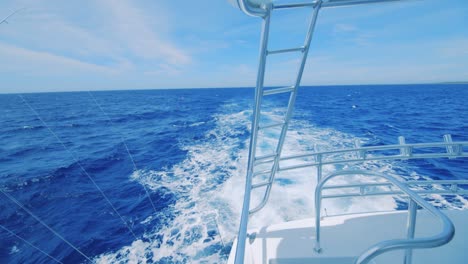 Yachtleiter-Und-Auslegerleinen-Mit-Farbenfrohem-Karibischem-Meereshintergrund