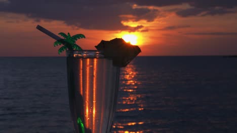 Schiebeaufnahme-Eines-Cocktails-Bei-Einem-Wunderschönen-Sonnenuntergang,-Beschnitten