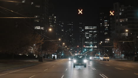 Nachtstraße-Mit-Fahrenden-Autos-Im-West-End,-Vancouver,-Kanada,-Weitwinkelaufnahme