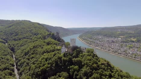 Drohnenflug-In-Der-Natur-Mit-Schöner-Aussicht-Auf-Eine-Burg-Und-Einen-Fluss