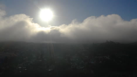 Luftaufnahme-Des-Niedrigen-Nebels-über-Den-Bergen-In-San-Diego-Während-Des-Sonnenaufgangs