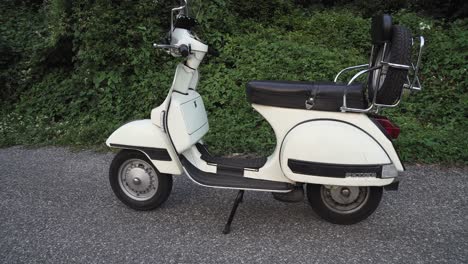 Vespa-Piaggio-50-Especial-152-Px-Años-80-Años-70-Retro-Scooter-Estacionamiento