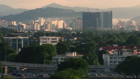 Vista-De-Teleobjetivo-De-La-Autopista-De-La-Ciudad-De-Kuala-Lumpur-Con-Tráfico-Congestionado-Por-La-Mañana