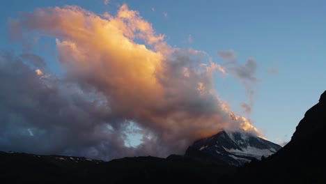 Zeitraffer-Von-Wolken,-Die-Sich-Bei-Sonnenuntergang-Um-Das-Matterhorn-Bewegen---Zermatt,-Schweiz